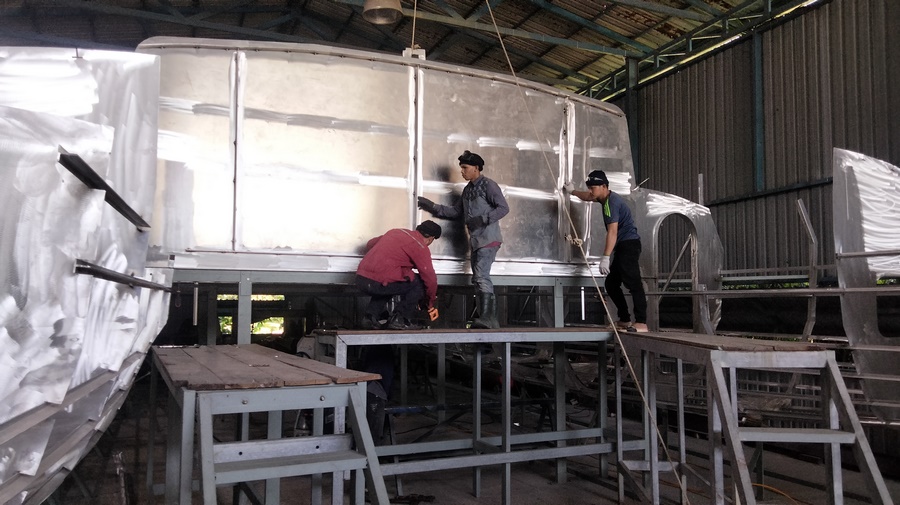 Cabin aft bulkhead installation on the Mumby 48